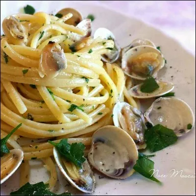 Quel plat napolitain est fait à base de pâtes et de palourdes ?