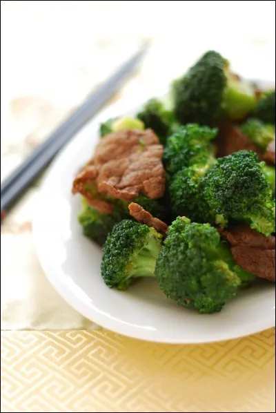 Quel légume possède une tête fleurie et une tige comestible ?
