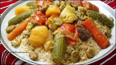 Le couscous est un de ses plats principaux.