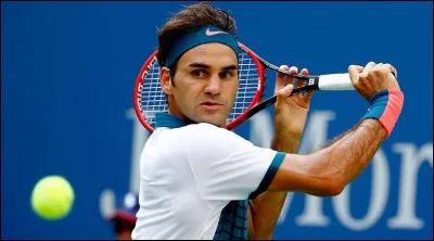 Qui a arrêté la série de cinq titres successifs de Roger Federer lors de la longue finale dans l'histoire de Wimbledon ?