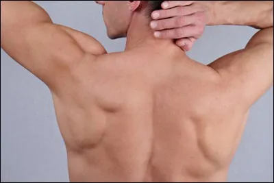 Que manque-t-il au mot "sco ........" qui est une déviation sinueuse de la colonne vertébrale ?