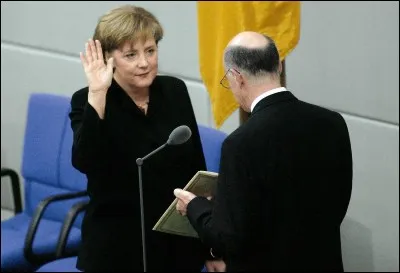 Les &eacute;lections allemandes donnent une majorit&eacute; &agrave; la CDU. Angela Merkel devient la nouvelle chanceli&egrave;re. C'&eacute;tait en :