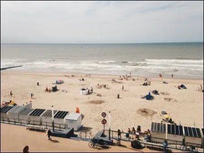 Quelle ville portuaire de Belgique est surnommée "reine des plages" ?