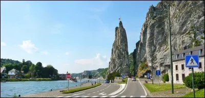 Quelle ville, patrie d'Adolphe Sax, est connue pour ses coques immangeables ? Elles sont bonnes à se casser les dents !