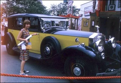 "La Rolls-Royce jaune", voiture dont les propriétaires n'ont pas à se soucier d'une augmentation des taxes, est un film dans lequel joue Alain Delon ?
