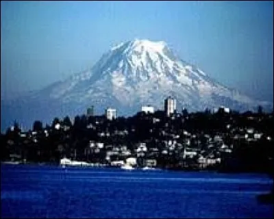 Un volcan de 4 392 mètres se trouve au sud-est de la ville, comment se nomme-t-il ?