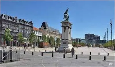 Dans quelle ville peut-on voir la place de Jaude ?