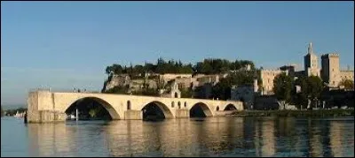 Dans quelle ville peut-on voir le pont Saint-Bénézet ?