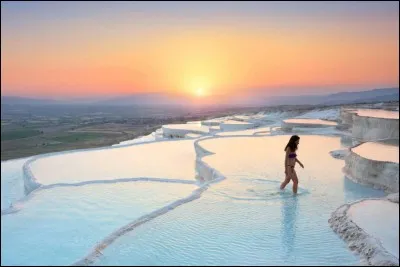 Pamukkale y est une ville et un site touristique connu.