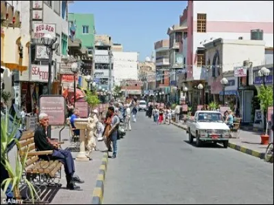 Cette ville égyptienne, grande station balnéaire sur la mer Rouge, à l'entrée du golfe de Suez, c'est :
