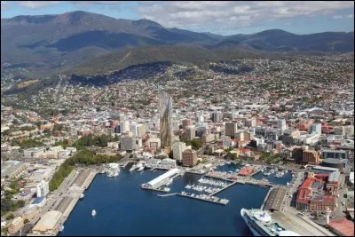 Cette ville australienne, capitale de la Tasmanie, c'est :
