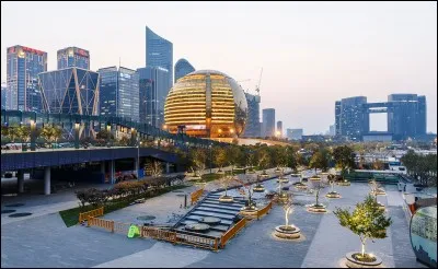 Cette ville chinoise de 5 millions d'habitants, située à 200 km au sud de Shanghai, qui a été capitale de la Chine aux XIIet XIIIe siècle sous les Song du Sud, c'est :