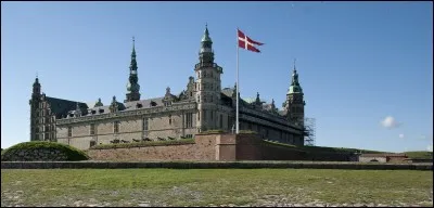 Cette ville danoise de 60 000 habitants, face à la Suède, dont elle est séparée par le détroit de l'Øresund, connue par l'ancienne forteresse de Kronborg, théâtre de l'histoire de Hamlet, c'est :