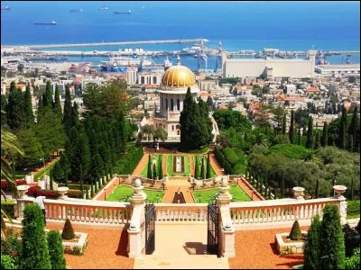Cette ville côtière israélienne, située sur les bords de la mer Méditerranée, considérée comme la capitale du Nord d'Israël, c'est :