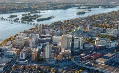 Cette ville des Etats-unis , sur la rivière Susquehanna, capitale de l'Etat de Pennsylvanie, c'est :