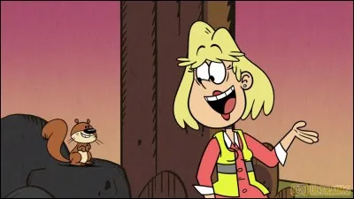 Qui est cette femme blonde qui est aussi la mère du garçon aux cheveux blancs ?