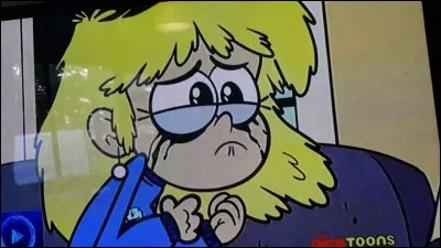 Qui est cette fille blonde qui est aussi la sur du garçon aux cheveux blancs ?