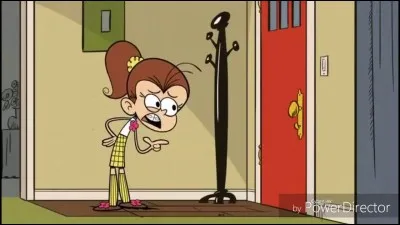 Qui est cette fille brune qui est aussi la sur du garçon aux cheveux blancs ?