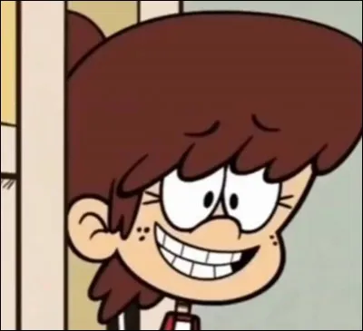 Qui est cette fille brune qui est aussi la sur du garçon aux cheveux blancs ?