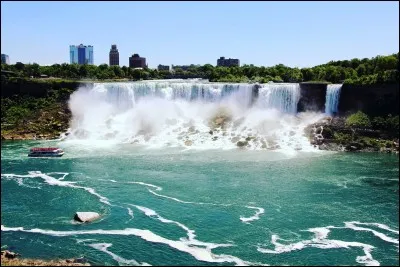 Dans quelle province les célèbres chutes du Niagara se trouvent-elles ?