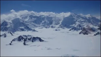 Ayant failli être renommé en l'honneur de Pierre Trudeau, quel est le point culminant du Canada et le 2e d'Amérique du Nord ?