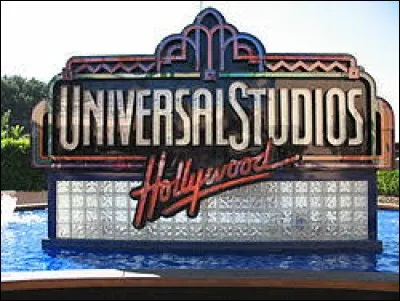 C'est dans cette ville que se trouvent les studios "Universal" d'Hollywood.