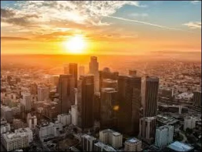 Los Angeles est souvent surnommée "L.A.". Mais quel est son autre surnom ?