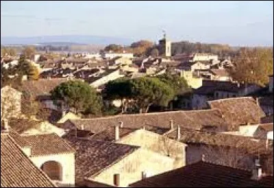 Je vous propose de partie à la découverte de Roquemaure. Ville du Gard provençal, elle se situe en région ...