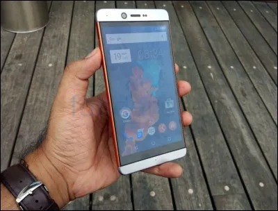 Son indicatif téléphonique est +55.