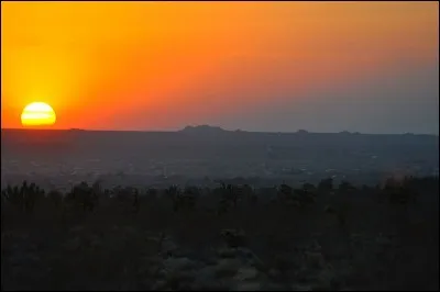 Sa devise nationale est : "Encore au-delà".