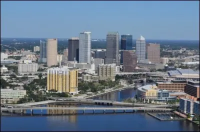 Cette ville des Etats-Unis, en Floride, située au fond d'une baie donnant sur le golfe du Mexique, à la fois ville portuaire et centre de villégiature, c'est :