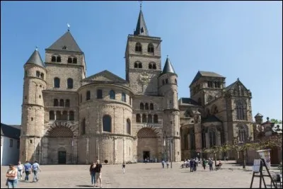Cette ville allemande de 100 000 habitants, sur la Moselle, a été l'une des capitales de l'Empire romain. Il s'agit de :