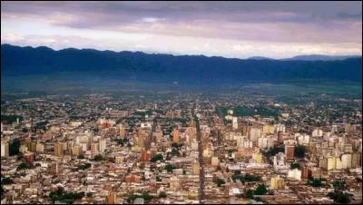Cette ville d'Amérique du Sud, construite à la limite des monts de l'Aconquija, plus importante ville du nord de l'Argentine avec ses 550 000 habitants, c'est :