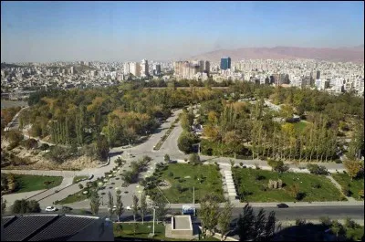 Cette ville iranienne de 1,5 million d'habitants, capitale de la province de l'Azerbaïdjan oriental, au nord-ouest du pays, c'est :