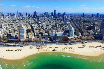 Cette grande ville israélienne, centre économique du pays, siège de la plupart des ambassades, c'est :