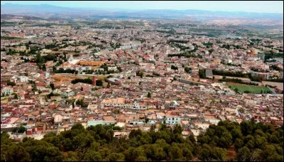 Cette ville de 300 000 habitants du nord de l'Algérie, proche de la frontière marocaine, célèbre pour ses bâtiments mauresques, tels que la Grande Mosquée du XIe siècle, c'est :