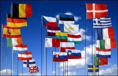 L'Union européenne, qui comptait alors 15 Etats membres, connaît son plus grand élargissement avec l'adhésion du 10 Etats. Quand était-ce ?