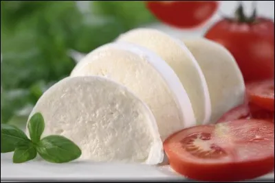 L'apéritif, c'est bon ! Passons au hors-d'uvre maintenant. Il est noté sur ma liste : "Achète deux mozzarellas".
Existe-t-il de la mozzarella qui ne soit pas fabriqué avec du lait de vache ?