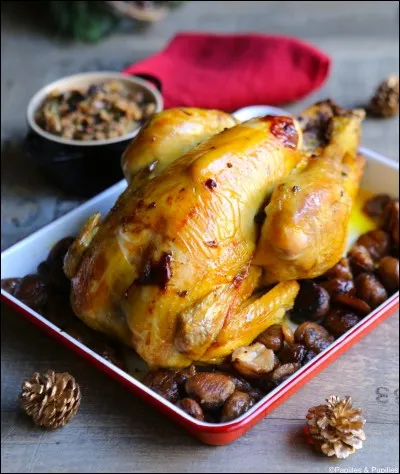 Mes deux fromages sont dans le sac de courses. Je lis la suite de ma liste. Elle me conduit à la boucherie prendre un poulet rôti.
Complétez cette phrase : "Toutes les volailles Label Rouge sont..."