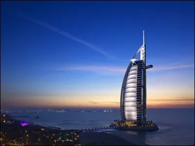 Dans quelle ville est situ&eacute; le c&eacute;l&egrave;bre gratte-ciel Burj-al-Arab ?