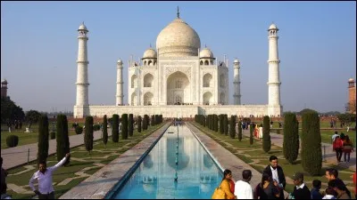Dans Taj Mahal, le mot ''Taj'' signifie ''couronne''. Que signifie ''Mahal'' ?