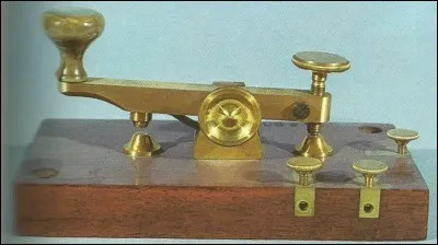 En morse, que voulait dire : deux traits deux points, deux points un trait et un trait ?