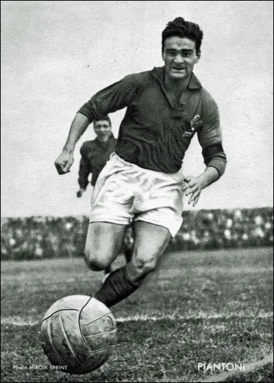 Ce footballeur international (1931 - 2018), champion de France en 1958, 1960 et 1962 avec le Stade de Reims, c'est :