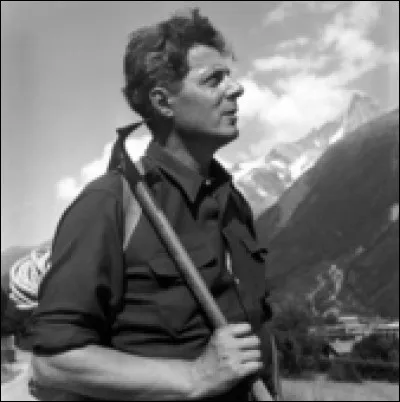 Cet alpiniste et explorateur (1906 - 1999), également écrivain, est l'auteur de "Premier de cordée" et de "La Grande Crevasse". C'est :