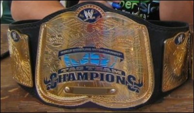 Lesquels sont couronnés, en 2002, les premiers WWE Tag Team Championship ?