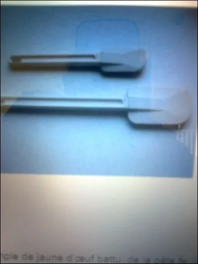 Comment s'appelle cet objet servant à racler le fond des récipients ?