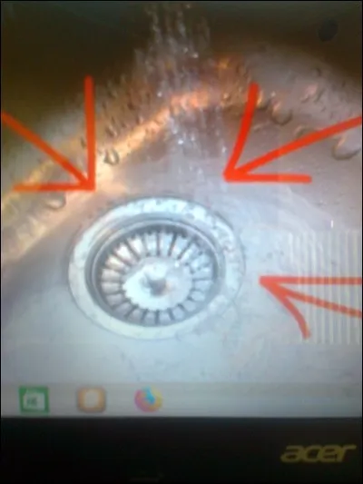 Comment s'appelle cet objet, qui permet de retenir les morceaux de salades ou autres dans un évier?