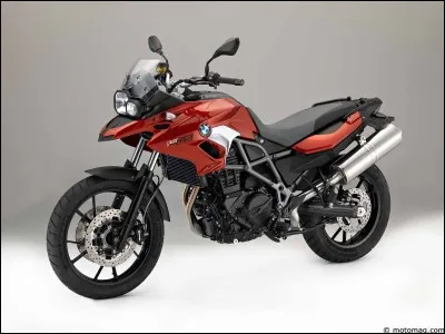 Cette moto est une BMW.