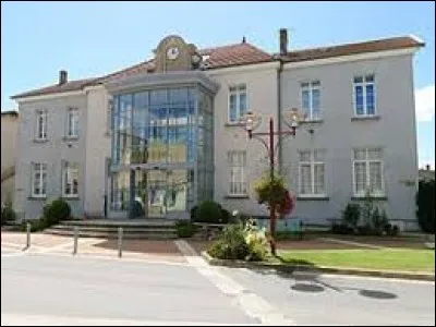 Ville d'Auvergne-Rhône-Alpes, dans l'agglomération Valence-Romans, Chatuzange-le-Goubet se situe dans le département ...
