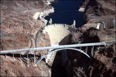 Quels États d'Amérique sont reliés par le Mike O'Callaghan-Pat Tillman Memorial Bridge ?